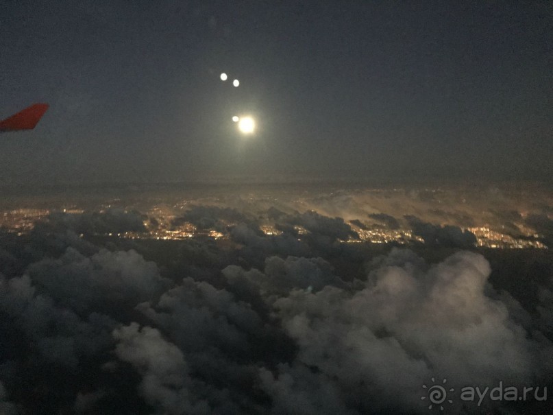 Луна над Тел Авивом. ФОТО СДЕЛАНО С БОРТА БОИНГ 777
