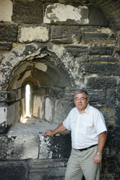 У крепостной стены.