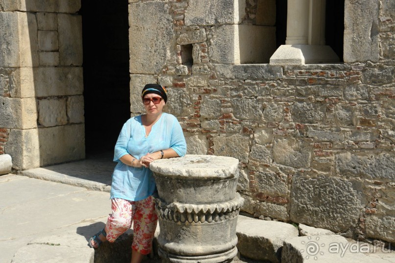 Во дворе храма.