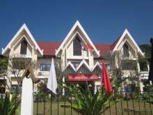 Административное здание с флагами страны и правящей партии (красный флаг с серпом и молотом)