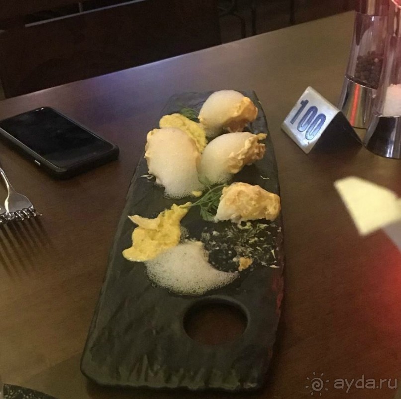 ОТДЫХАЮЩИХ В ОТЕЛЕ МНОГО.