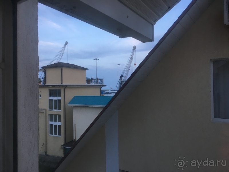 Ужас, шум, моря нет, вида нет, сервиса нет