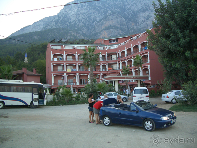 пыльная стоянка перед входом в отель