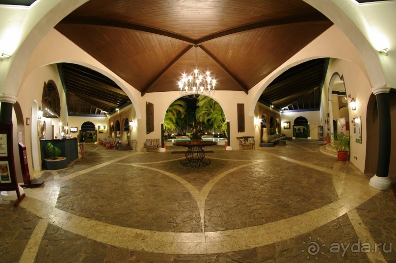 вид на ресепшн отеля