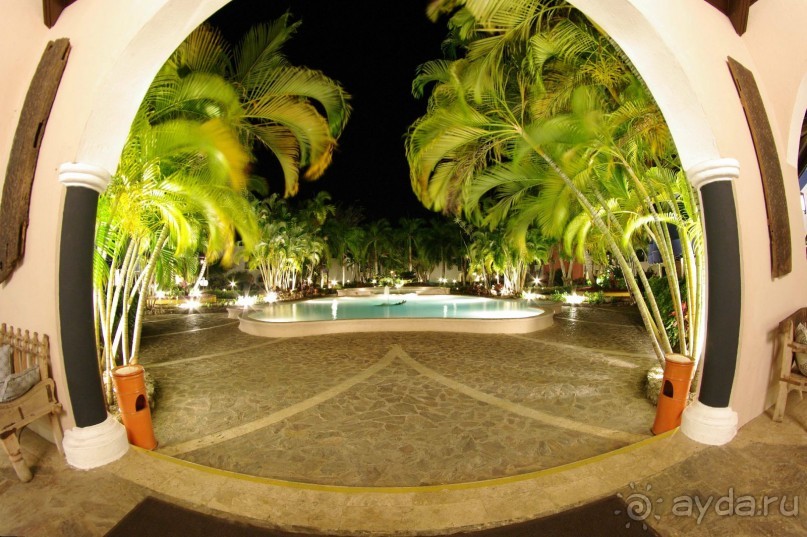 вид на территорию отеля с ресепшена