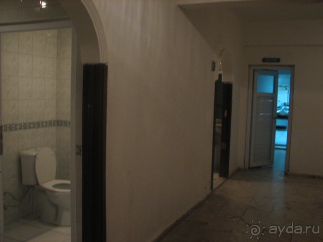 А это два туалета "м" и "ж" без дверей.Рядом открытая дверь - на кухню,где готовят еду.Приятного аппетита!!!И вернуться всем домой здоровыми!