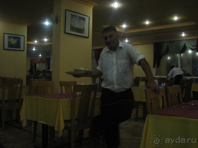 Ресторан...В вечернем полумраке из-за экономии электроэнергии.Зато плохо видны грязные скатерти.