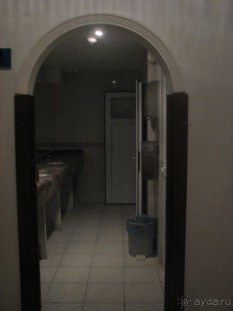 Общественный туалет  без дверей