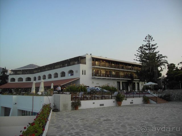 один из ресторанов  в главном здании