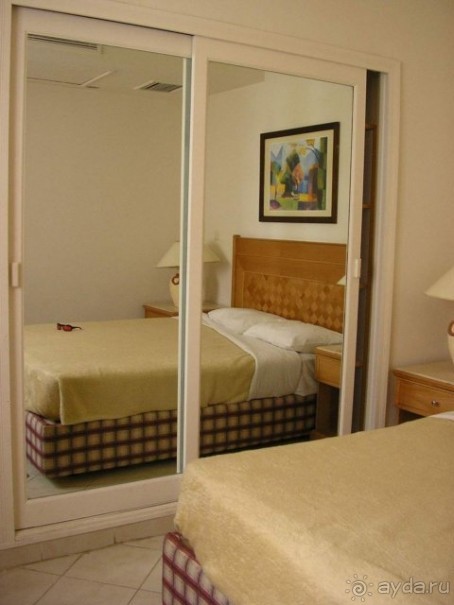 Зеркальный шкаф, прекрасное дополнение к дизайну комнаты