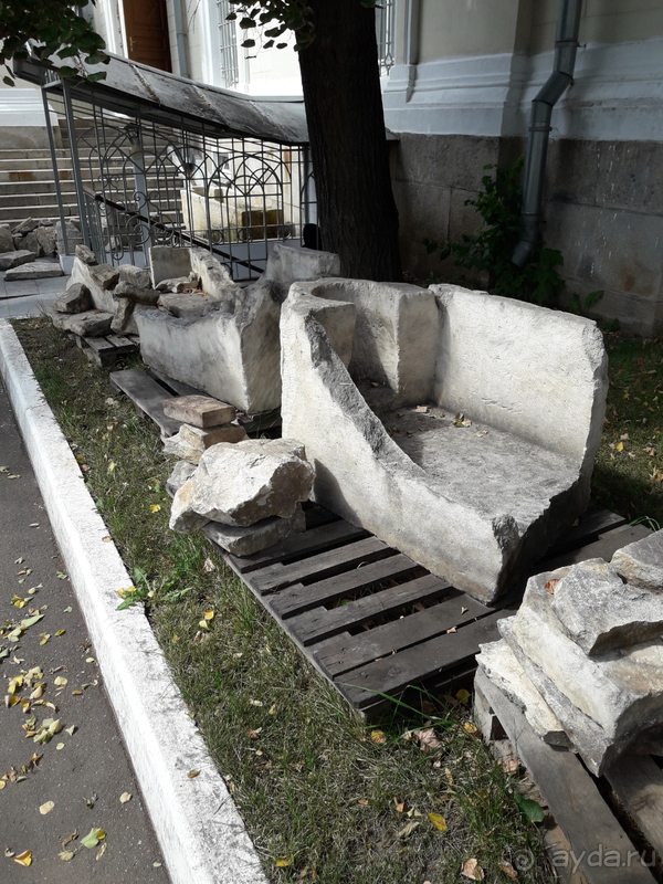 Иоанно-Предтеченский монастырь (Москва). Старые кресты на могильных камнях.