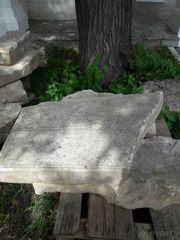 Иоанно-Предтеченский монастырь (Москва). Старые кресты на могильных камнях.