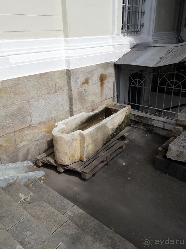 Иоанно-Предтеченский монастырь (Москва). Старые кресты на могильных камнях.