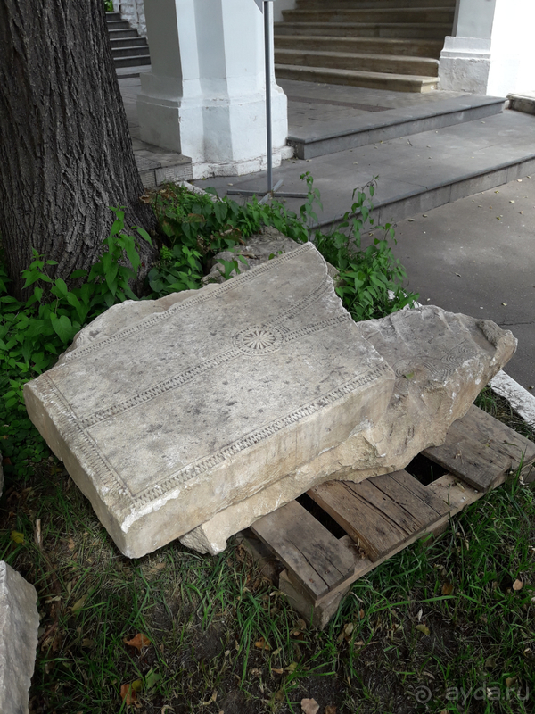 Иоанно-Предтеченский монастырь (Москва). Старые кресты на могильных камнях.