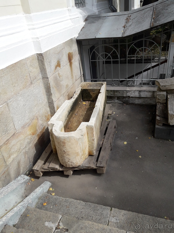 Иоанно-Предтеченский монастырь (Москва). Старые кресты на могильных камнях.