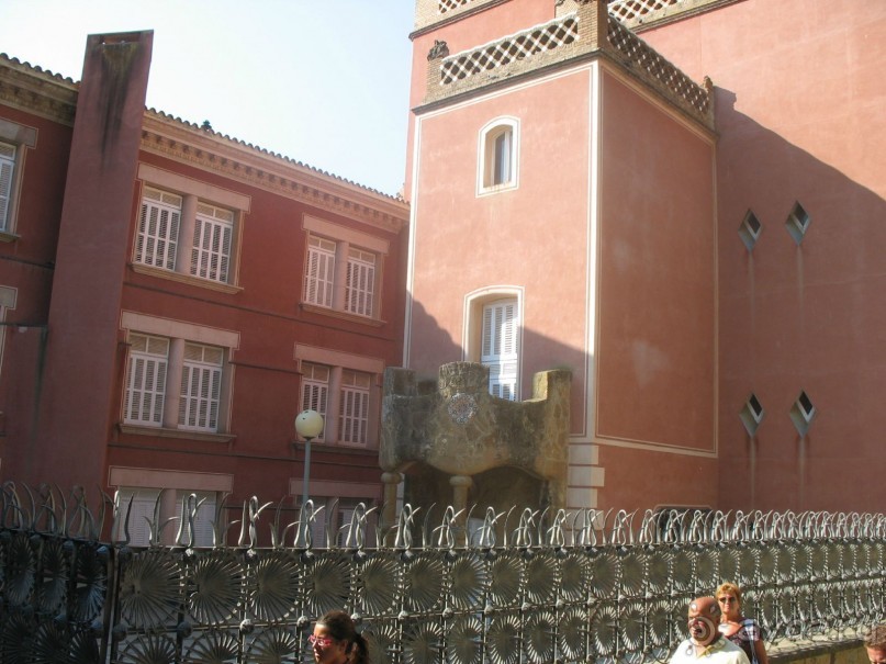 Барселона.  гений Каталонии Гауди.