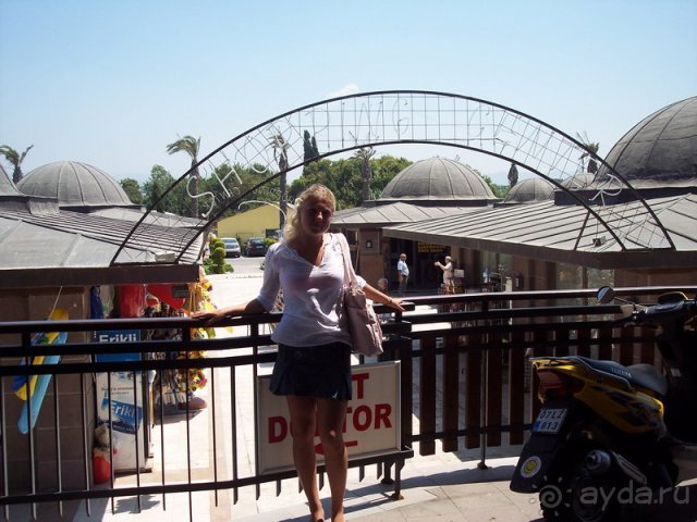 Шоппинг-центр перед главным входом в отель