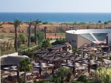 Вид со 2-го этажа на открытую часть ресторана и амфитеатр