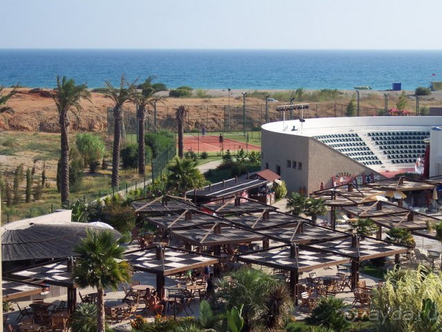 Вид со 2-го этажа на открытую часть ресторана и амфитеатр