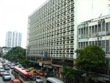 Вид на отель со стороны дороги