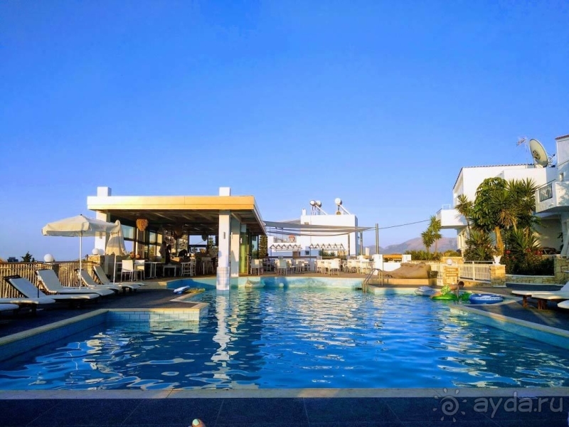 Главный минус - отсутствие нормального пляжа.