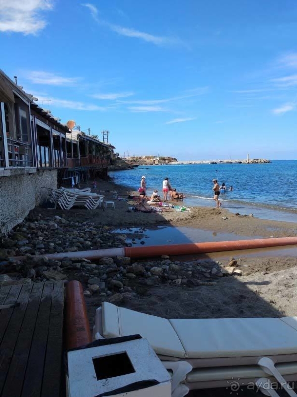 Главный минус - отсутствие нормального пляжа.