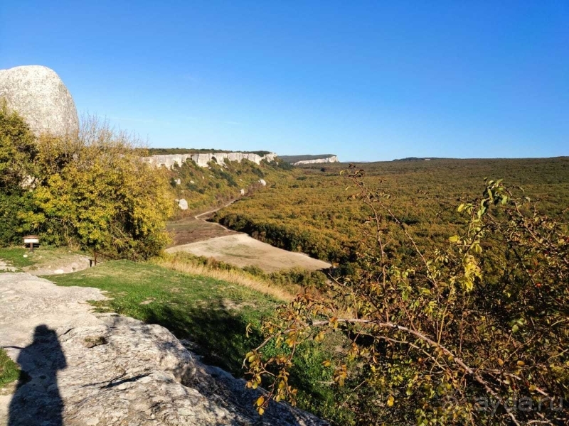 Слева скала, которая использовалась, как сторожевая башня.