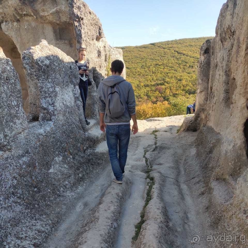 Главная дорога, на которой хорошо видна наезженная колея