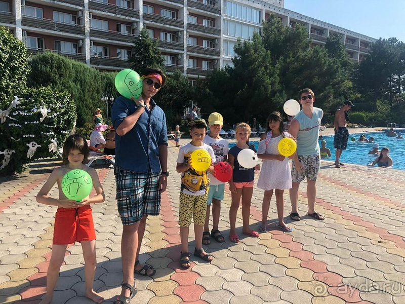 Удобно расположен, крутая анимационная программа, наличие магазина в отеле и вкусная еда