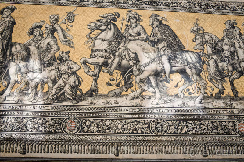 Самое большое настенное панно в мире