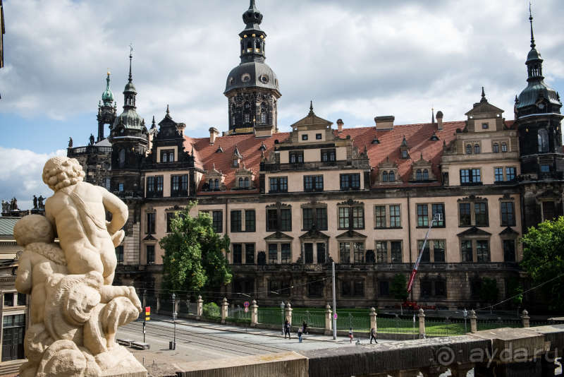 Очень красивый замок и снаружи, и внутри