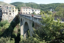 Сант-Агата-де-Готи - город, выросший из скал 