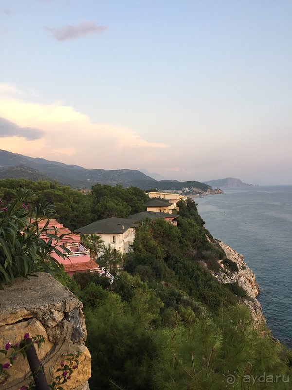 На рецепшене женщина за положительный отзыв предлагает какую нибудь услугу!!!