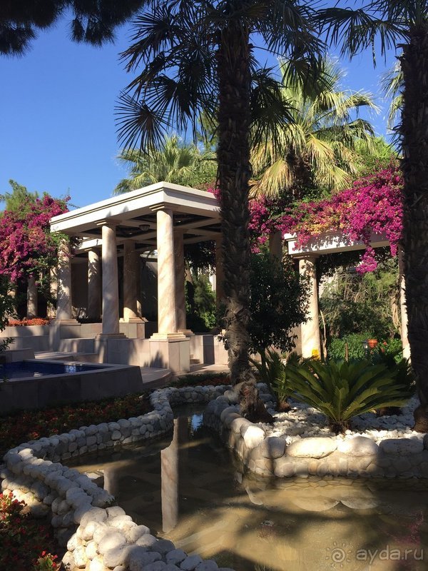 Утопающий в зелени и цветах отель для спокойного семейного отдыха