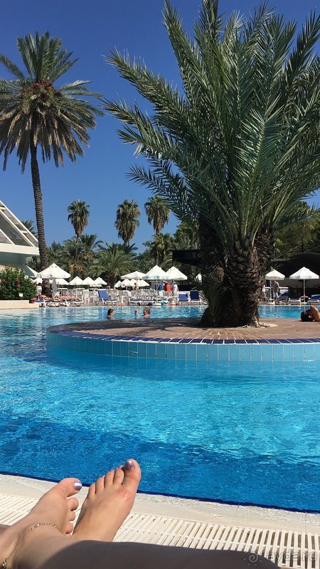 Отель требует реновации.