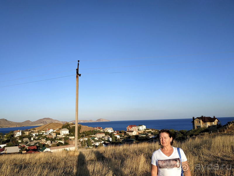 На экскурсии на холме над Коктебелем.