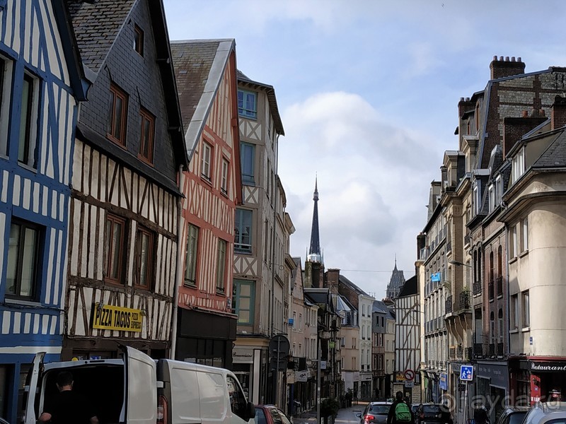 Улица Руана с домами из фахверка