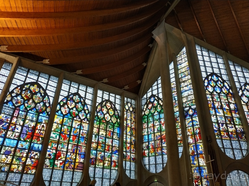 Витражи в церкви СВ. Жанны-д’Арк