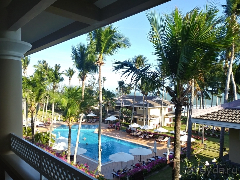 Вид с номера отеля на бассейн и пляж