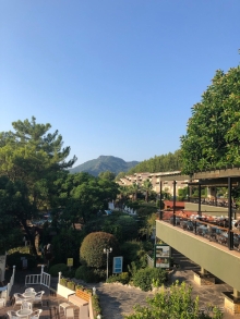 Отель выигрывает благодаря расположению и природе