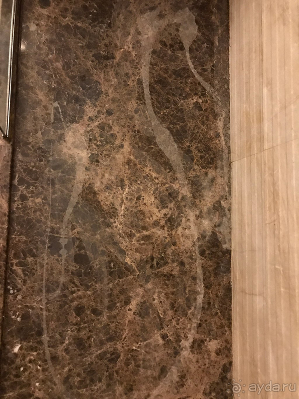 Никак не тянет на 5 звездочный, ну никак...