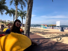 Отличный отель к красивой зеленой территорией в центре курорта