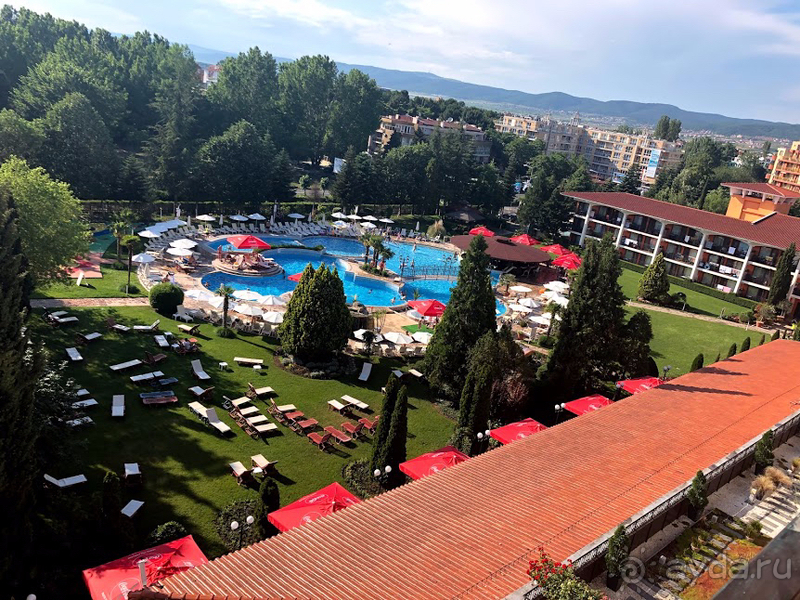 Отличный отель к красивой зеленой территорией в центре курорта