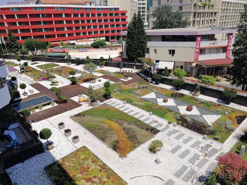 Отличный отель к красивой зеленой территорией в центре курорта