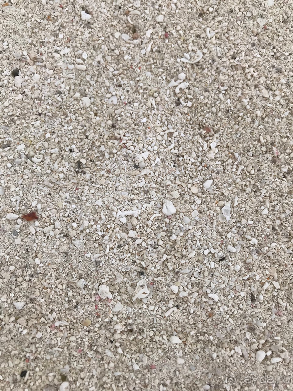 Вот такой песок по всему острову.