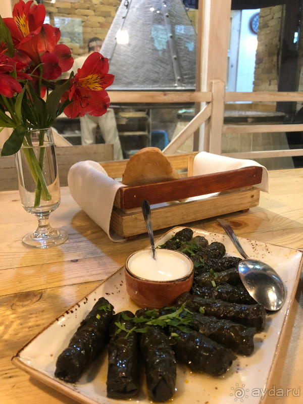 Приятный ресторанчик, за стеклом женщины готовят хлеб и лаваш на глазах у гостей