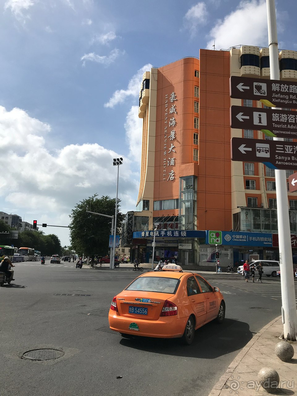 Отель напоминает остатки былой роскоши.