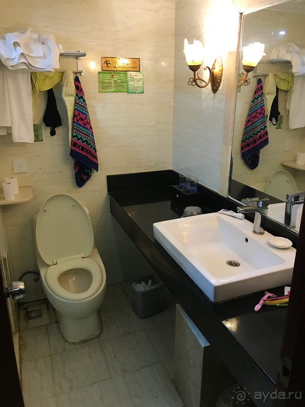 Отель напоминает остатки былой роскоши.