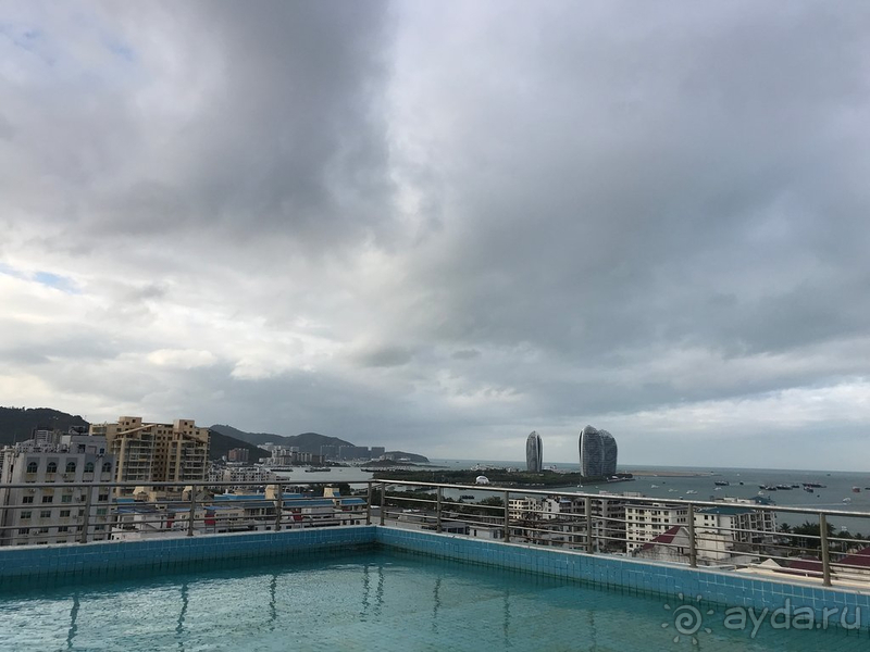 Отель напоминает остатки былой роскоши.