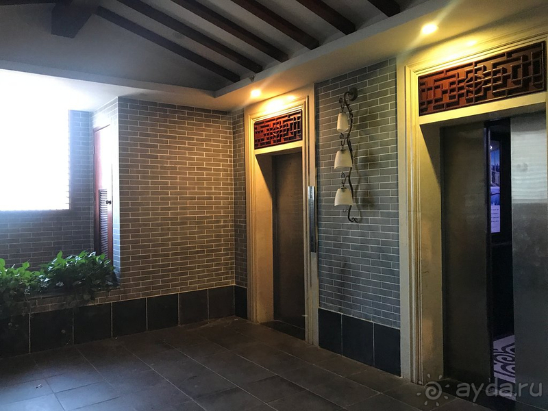 Отель напоминает остатки былой роскоши.